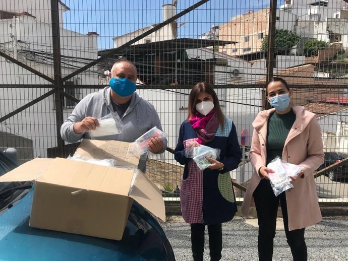 Reparto de mascarillas en Álora