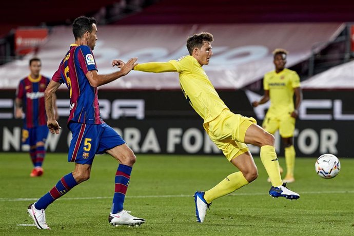 Archivo - 27 September 2020, Spain, Barcelona: Villarreal's Pau Torres (R) scores an own goal during the Spanish Primera Division soccer match between FC Barcelona and Villarreal CF at the Camp Nou stadium. Photo: David Ramirez/DAX via ZUMA Wire/dpa