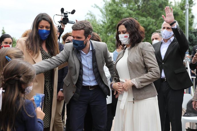 El presidente del PP, Pablo Casado, y la presidenta de la Comunidad de Madrid y candidata a la reelección, Isabel Díaz Ayuso, participan en un acto de campaña, a 24 de abril de 2021, en Pozuelo de Alarcón, Madrid, (España).
