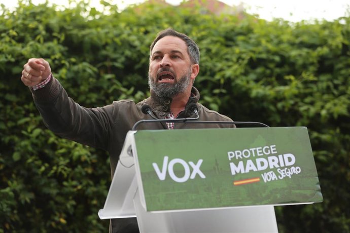 El presidente del partido, Santiago Abascal en un acto público de Vox, a 23 de abril de 2021, en la Plaza Adolfo Marsillach, Parla, Madrid, (España). Vox continúa este viernes con su carrera por la Comunidad de Madrid después de que esta mañana su candi