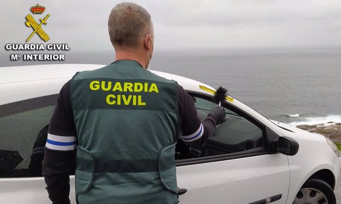 Un guardia civil trabaja en la investigación