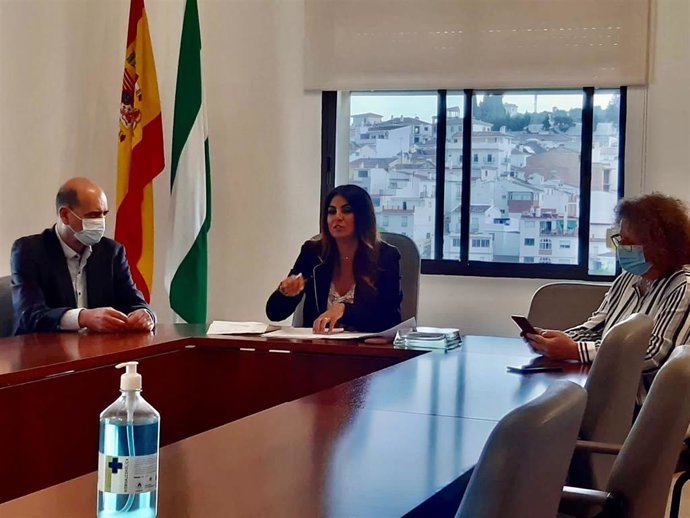 Nuria Rodríguez, delegada territorial de Turismo en Málaga, durante una reunión en Tolox