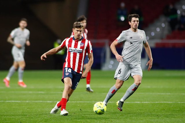 Archivo - Marcos Llorente conduce el balón ante Mikel Vesga en el Atlético-Athletic de la primera vuelta