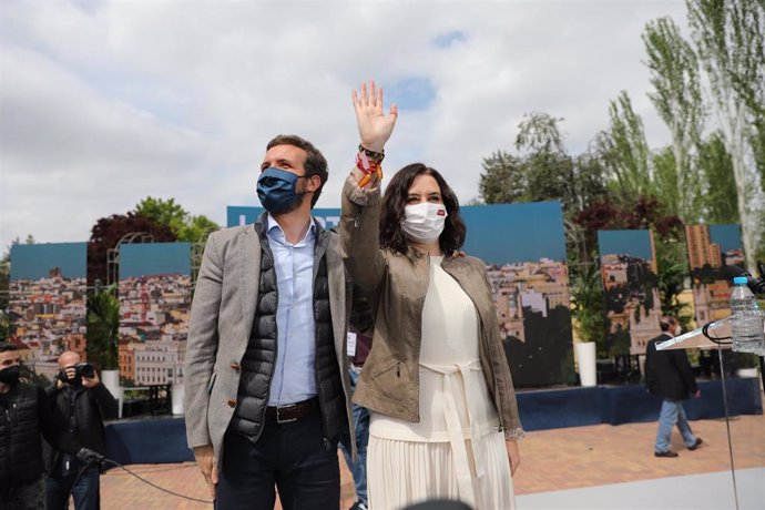El presidente del PP, Pablo Casado y la presidenta de la Comunidad de Madrid y candidata a la reelección, Isabel Díaz Ayuso, participan en un acto de campaña, a 23 de abril de 2021, en Pozuelo de Alarcón, Madrid, (España). 