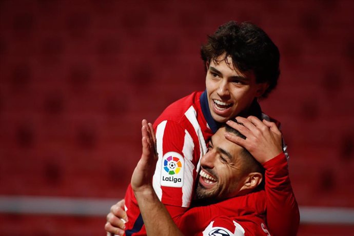 Archivo - Luis Suárez y Joao Félix se abrazan tras un gol