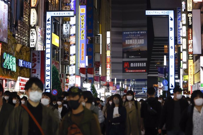 24 April 2021, Japan, Tokyo: Pedestrians wear face masks at Shinjuku after the Japanese Prime Minister Yoshihide Suga declared a state of emergency in an effort to curb a surge of coronavirus cases. Photo: Rodrigo Reyes Marin/ZUMA Wire/dpa