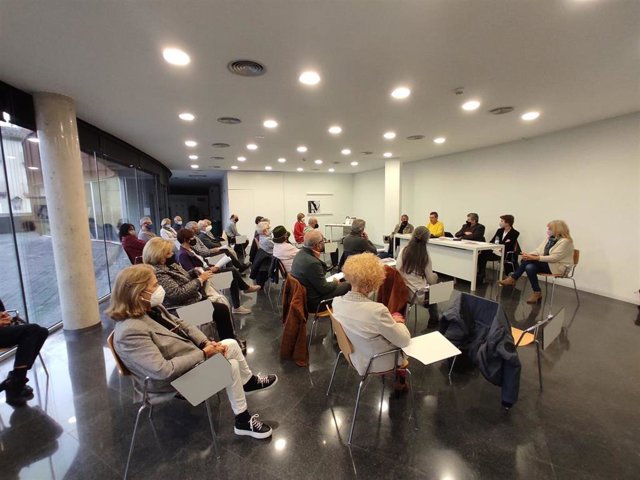 El escritor Lluís Busquets i Grabulosa (en el centro de la mesa) presenta 'Jesús, una història polèmica' (ed. Oliveras) con la concejal de Educación de Olot  (Girona) Mariona Camps, en el Arxiu Comarcal de la Garrotxa