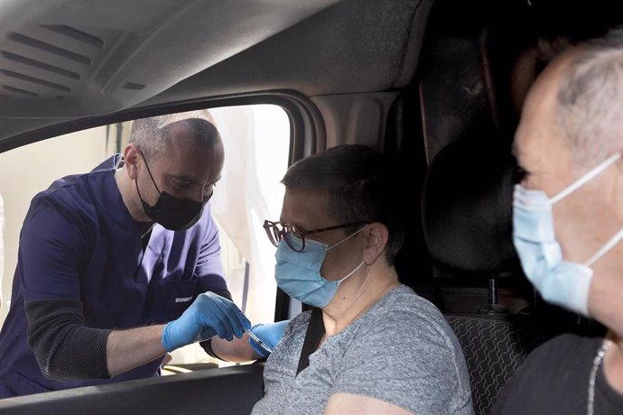 Una mujer recibe una dosis de la vacuna contra el coronavirus dentro de su vehículo en el sur de Francia