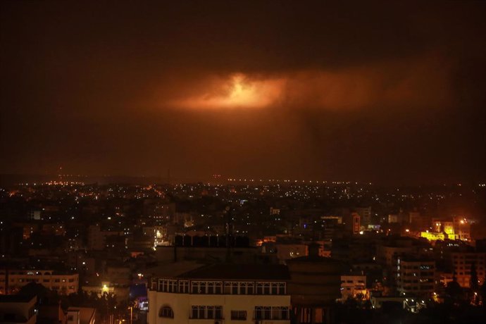24 April 2021, Palestinian Territories, Gaza City: Lighting bombs fired by the Israeli army can be seen through the clouds after the Palestinian militants in Gaza City fired a number of rockets and missiles towards the Israeli side in Gaza City as a res