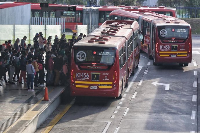 Bogotá durante la cuarentena: Gente esperando a tomar el autobús. 