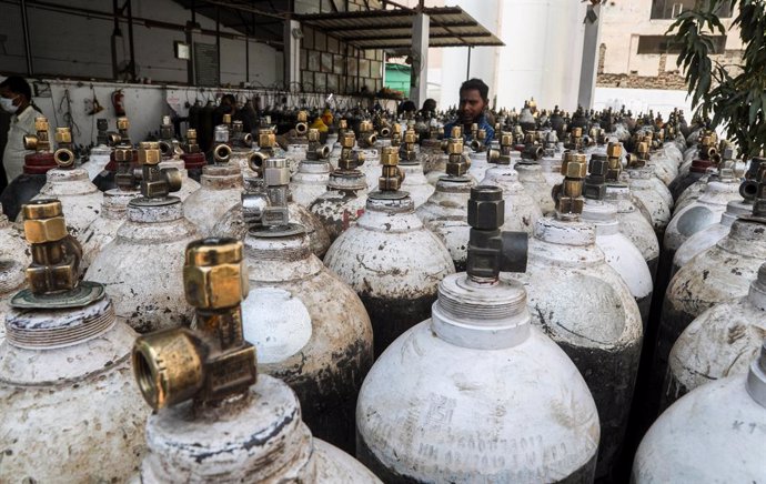 21 April 2021, India, New Delhi: A general view of Medical oxygen cylinders at a charging station during the second wave of Covid-19 pandemic. Photo: Naveen Sharma/SOPA Images via ZUMA Wire/dpa