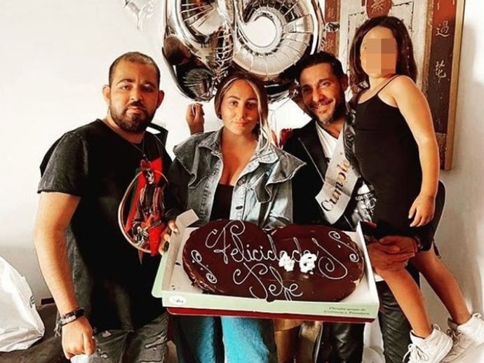 ANTONIO DAVID CON SUS TRES HIJOS, DAVID, ROCÍO Y LOLA FLORES