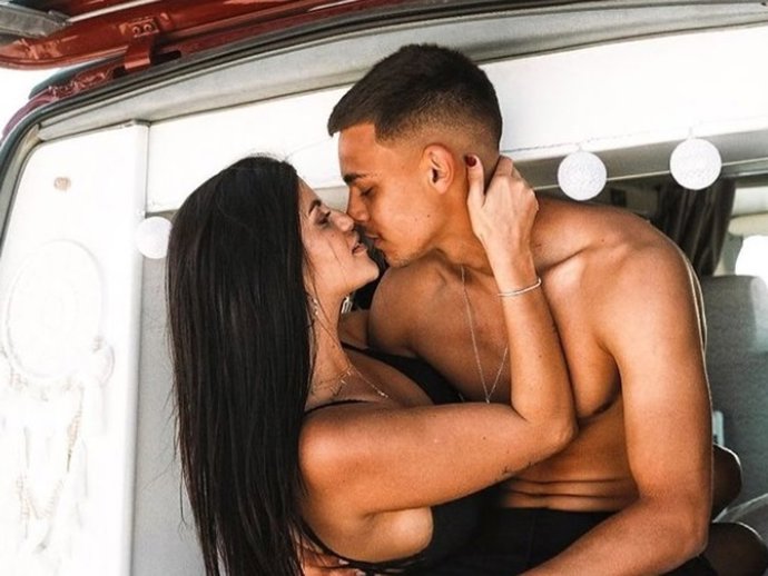 LOLA ORTIZ Y SU PAREJA LUIS OJEDA SUÁREZ
