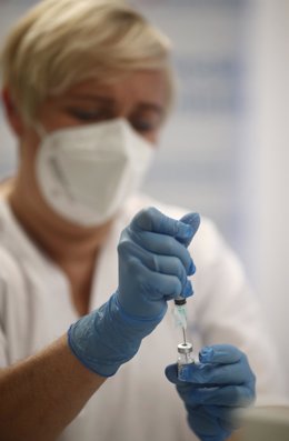 Una sanitaria sostiene una dosis de la vacuna de Pfizer contra el coronavirus antes de administrársela a un anciano en el Centro de salud Rejas, a 6 de abril de 2021, en Madrid (España)