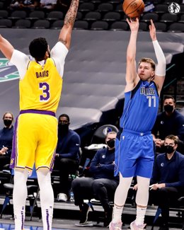 Luka Doncic y Anthony Davis en el duelo NBA entre Dallas Mavericks y Los Angeles Lakers