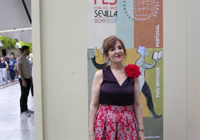 Archivo - La escritora Elvira Lindo inaugura la Feria del Libro en Sevilla.