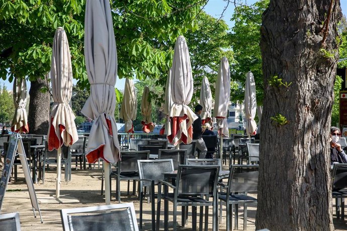 La terraza de un bar en el Parque de El Retiro en Madrid