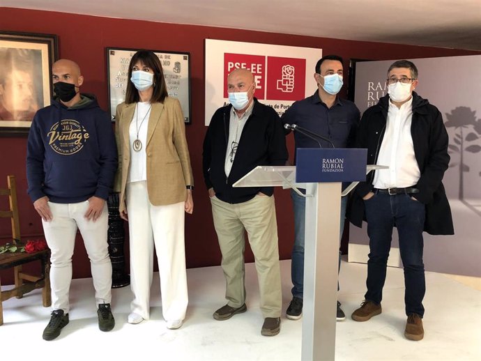 La secretaria general del PSE-EE juntos a otros dirigentes del partido durante la presentación del documental "El tiempo que nos tocó vivir",  sobre el atntado a la Casa del Pueblo de Portugalete