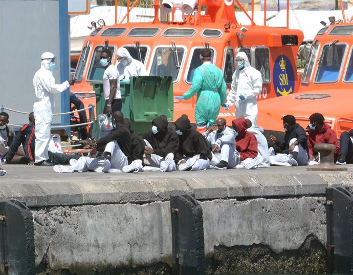 Personal de Salvamar Alpheratz atienden a migrantes procedentes de una patera en el Puerto de los Cristianos. Tenerife