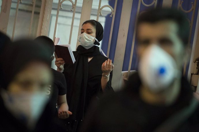 Archivo - Musulmanes rezando con mascarilla en Teherán, Irán