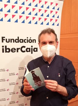 El escritor Antonio de Benito en la presentación del libro