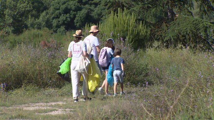 Archivo - Iniciativa 'Basuraleza', una actividad que permite liberar de basura 85 espacios naturales de la Comunidad de Madrid. 