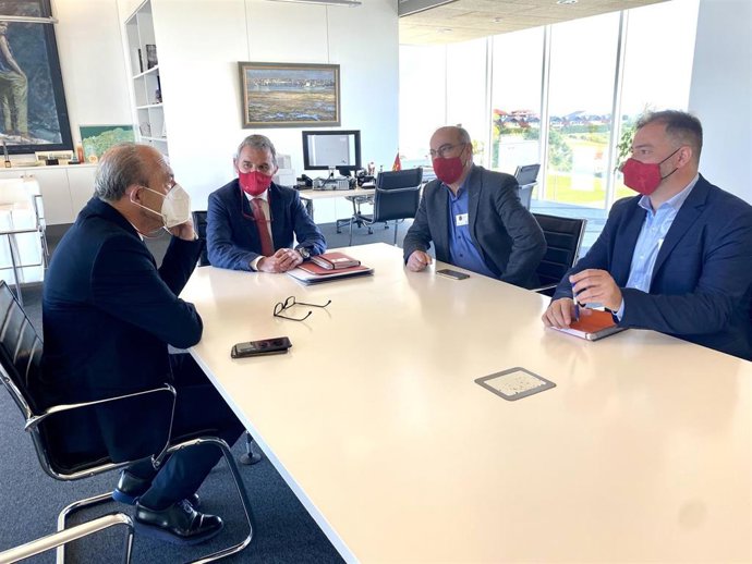 Javier López Marcano se reúne con representantes del Ayuntamiento de Santa Cruz de Bezana
