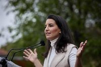 Monasterio defiende el "verdadero feminismo" que no impone ideas ni "arrebata la libertad" a las mujeres