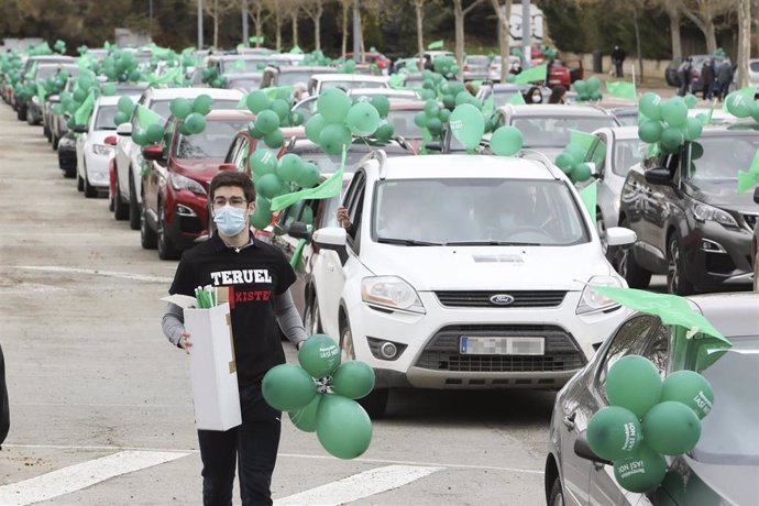 Varias personas protestan en una manifestación motorizada contra la proliferación de centrales de energía renovable en la provincia, a 25 de abril de 2021, en Teruel, Aragón (España). 