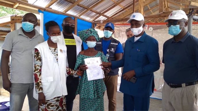 La última paciente del brote de ébola en Guinea recibe el alta médica