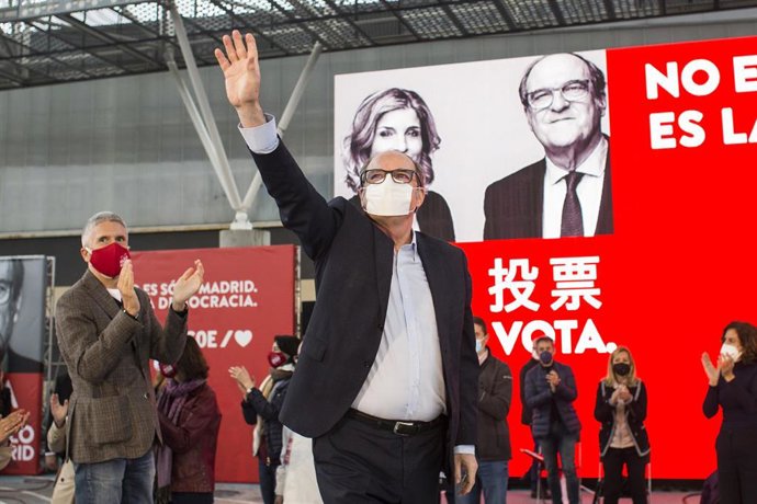 El candidato socialista a la Presidencia de la Comunidad de Madrid, Ángel Gabilondo, junto al ministro del Interior, Fernando Grande-Marlaska (i), durante un acto electoral del PSOE, a 25 de abril de 2021, en Getafe, Madrid (España). 