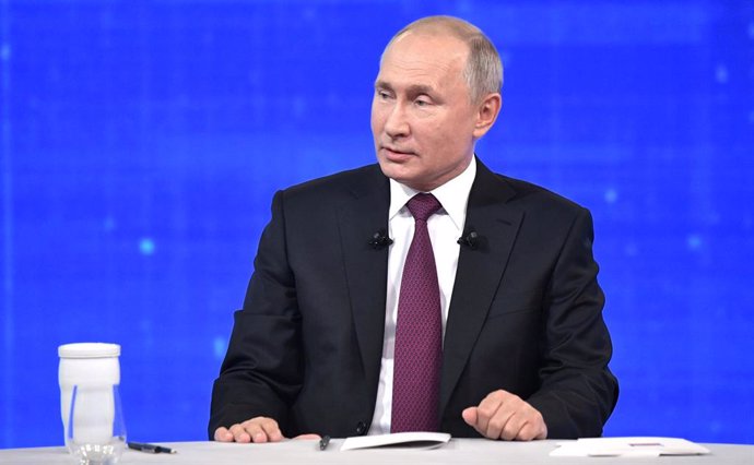 Archivo - HANDOUT - 20 June 2019, Russia, Moscow: Russian President Vladimir Putin attends the annual phone-in show. Photo: -/Kremlin/dpa