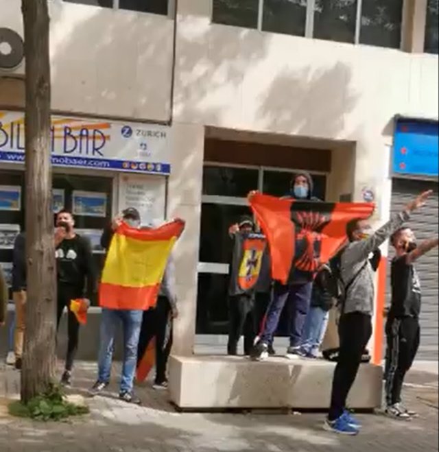 Un grupo hace el saludo fascista e insulta a Gabriel Rufián en la presentación de su libro en Dénia (Alicante)