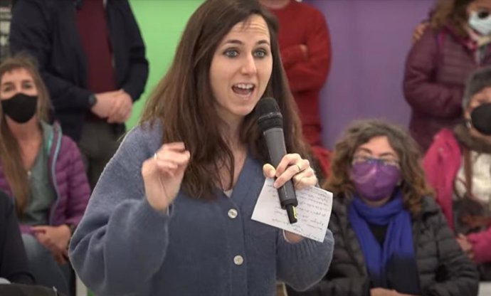 La ministra de Derechos Sociales, Ione Belarra, en un mitin de Unidas Podemos en Collado Villalba