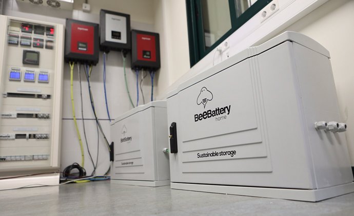 Sistema de baterías conectado a la microrred de la universidad