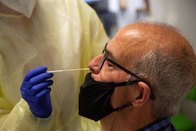 Un hombre se somete a una prueba de antígenos en un dispositivo de cribado masivo instalado en el centro de salud de San Fernando, en Badajoz.