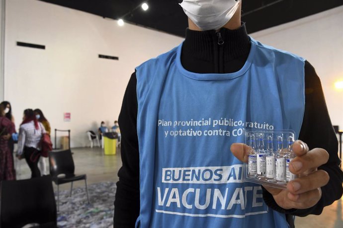 20 April 2021, Argentina, Buenos Aires: An employee of the Tecnolpolis vaccinatory shows vials of the vaccine against Covid-19 to be applied in the province of Buenos Aires Photo: ---/telam/dpa