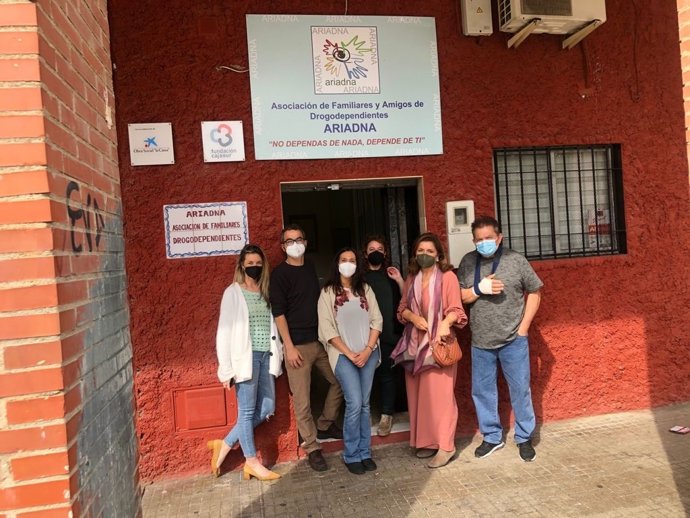La delegada territorial de Salud y Familias visita la Asociación de Familiares y Amigos de Drogodependientes Ariadna