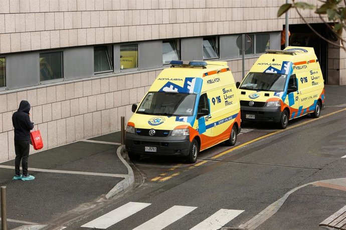 Archivo - Dos ambulancias estacionadas en la puerta del hospital andorrano