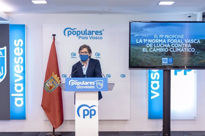 El presidente del PP de Álava, Iñaki Oyarzabal, en una rueda de prensa en la sede del PP en Vitoria