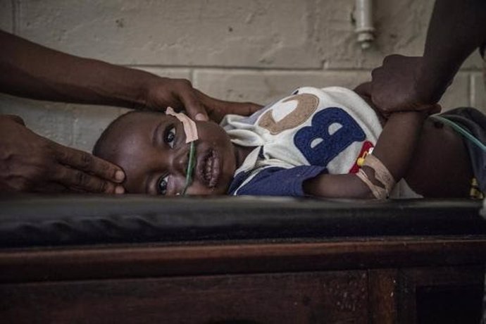 Archivo - Jacque es una niña congoleña de 22 meses que padece neumonía y quizá también malaria.