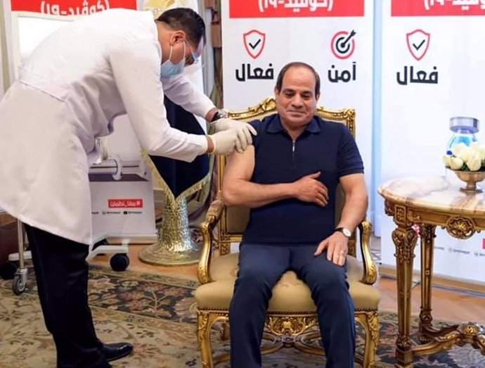 El presidente de Egipto, Abdelfatá al Sisi, recibe la primera vacuna contra el coronavirus