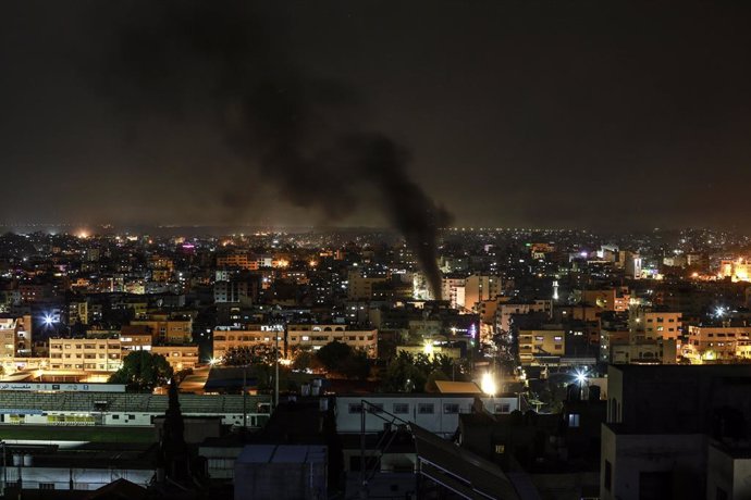 24 April 2021, Palestinian Territories, Gaza: Smoke rises from burning tyres during a demonstration condemning overnight clashes in East Jerusalem. Militant Palestinians in the Gaza Strip fired a rocket towards Israel for the second evening in a row on 