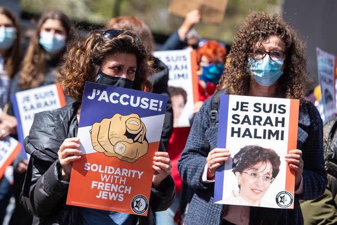25 April 2021, United Kingdom, London: Protestors hold placards during a demonstration against anti semitism in France, outside the French Embassy in Knightsbridge, following a decision by France's highest court to spare the killer of Sarah Halimi from 