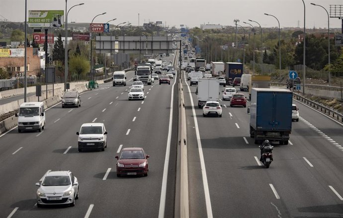 Tráfico de coches en la autovía del Sur o A-4, antiguamente llamada autovía de Andalucía a la altura de la localidad de Pinto, Madrid (España), a 26 de marzo de 2021. 