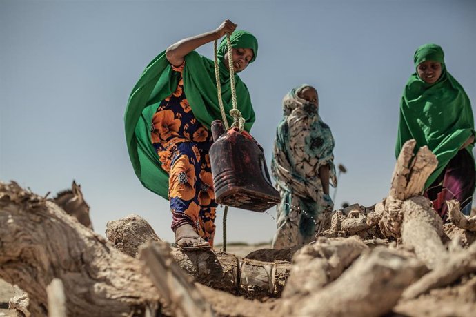 Archivo - Mujeres sacan agua de un pozo cerca de Somalia 