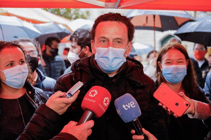El candidato de Ciudadanos (Cs) a la Presidencia de la Comunidad de Madrid, Edmundo Bal, durante un acto electoral del partido, a 25 de abril de 2021, en San Lorenzo de El Escorial.