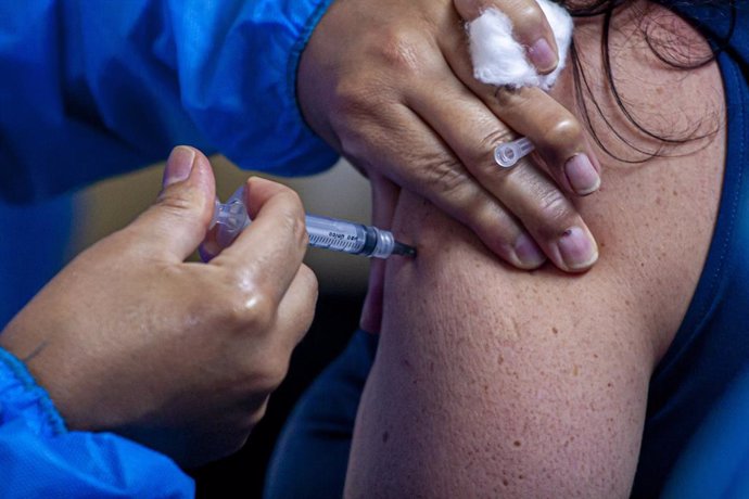 05 April 2021, Brazil, Sao Paulo: A police officer receives a COVID-19 vaccine during a campaign to vaccinate police officers in Sao Paulo. Photo: Leco Viana/TheNEWS2 via ZUMA Wire/dpa