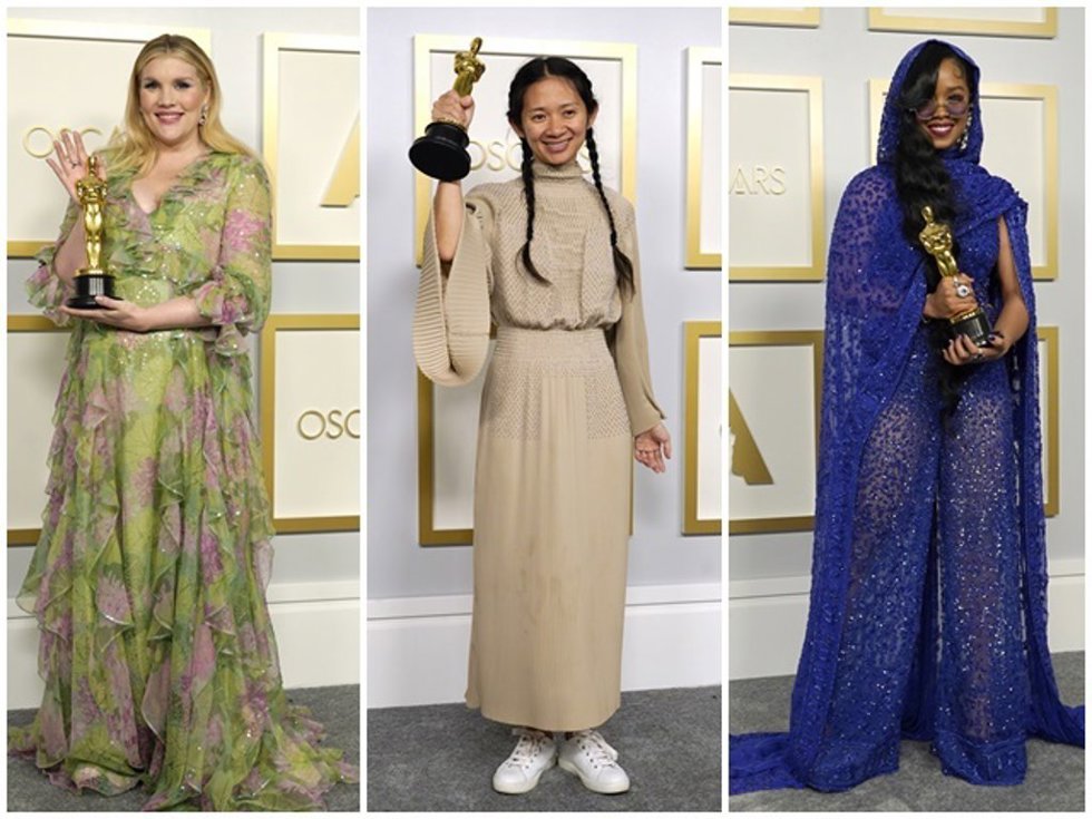 Emerald Fennell, Chloé Zhao y H.E.R posando con sus estatuillas