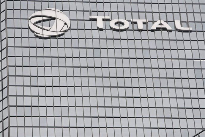 Archivo - Logo de la empresa Total en su sede en París